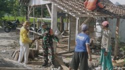 Sinergi TNI dan Warga, Babinsa Desa Girirejo Koramil 0810/02 Bagor membantu masyarakat Rehab Rumah