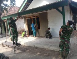 SINERGI TNI DAN WARGA, BABINSA DESA JATIKALEN KORAMIL 0810/19 JATIKALEN MEMBANTU MASYARAKAT DALAM PROGRAM RUTILAHU