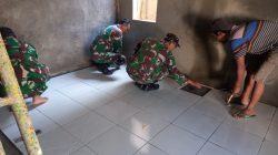 Sukseskan Program Rutilahu, Anggota Koramil Bantu Renovasi Rumah Warga di Desa Mojoagung