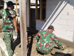 ANGGOTA KORAMIL 0810/19 JATIKALEN BANTU PELAKSANAAN BEDAH RUMAH PROGRAM BANTUAN GUBERNUR JAWA TIMUR TAHUN 2026