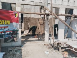 Babinsa Koramil 0810/20 Ngluyu Gotong Royong Bantu Pembangunan Rutilahu Warga