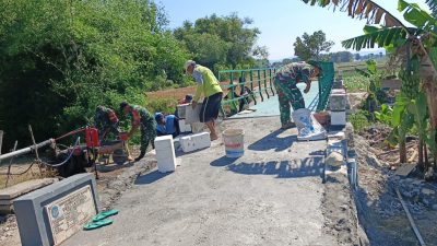 Babinsa Koramil 0810/15 Rejoso Gotong Royong Bangun Wingwall Jembatan Merah Putih, Wujud Nyata Kemanunggalan TNI dengan Rakyat
