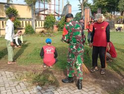 Babinsa Koptu Novi Bersama Warga Laksanakan Kerja Bakti Bersihkan Lingkungan.