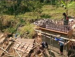 TNI Hadir di Tengah Kesulitan Rakyat,  Koramil   Sawahan Dampingi Pembangunan Jembatan Perintis Garuda