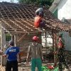Demi Rumah Layak Huni, Babinsa dan Warga Kompak Kerja Bakti Renovasi RTLH