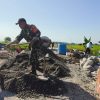 Babinsa Koramil 0810/16 Sukomoro Bersama Anggota TNI Terus Dampingi Pembangunan Jembatan Perintis Garuda di Desa Nglundo