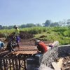 Babinsa Koramil 0810/16 Sukomoro Monitoring Pembangunan Jembatan Merah Putih di Desa Nglundo