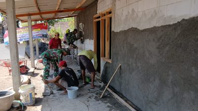 Babinsa dan Anggota Koramil 0810/16 Sukomoro Bersama sama Bantu Renovasi Rumah Warga Melalui Program Rutilahu
