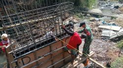 TNI Hadir di Tengah Kesulitan Rakyat, Babinsa Koramil 0810/05 Sawahan Dampingi Pembangunan Jembatan Perintis Garuda
