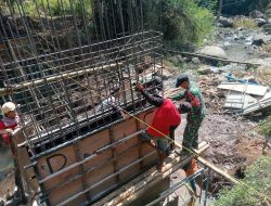 TNI Hadir di Tengah Kesulitan Rakyat, Babinsa Koramil 0810/05 Sawahan Dampingi Pembangunan Jembatan Perintis Garuda