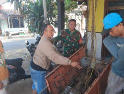 Bahu Membahu Bersama Masyarakat, Babinsa Desa Kedungsuko Wujudkan Semangat Gotong Royong