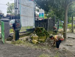 Gotong Royong Babinsa koramil 0810/02 Bersama Perangkat,Ds Sugihwaras Membantu Pembersihan di Sekitar Kantor Desa
