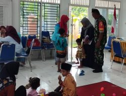 Wujud Nyata Babinsa Koramil 08 /Baron mendampingi program posyandu Kesehatan Masyarakat.