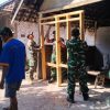 ANGGOTA KORAMIL 0810/19 JATIKALEN BANTU PELAKSANAAN BEDAH RUMAH PROGRAM BANTUAN GUBERNUR JAWA TIMUR TAHUN 2026