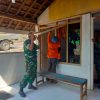 BABINSA KORAMIL 0810-05/SAWAHAN MELANJUTKAN BEDAH RUMAH TIDAK LAYAK HUNI (RTLH) DI DESA BARENG.