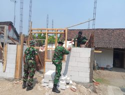 Anggota Koramil 19/Jatikalen Dampingi Pembangunan Rutilahu Milik Ibu Ninik Sudarwati, Wujud Nyata Kemanunggalan TNI dengan Rakyat