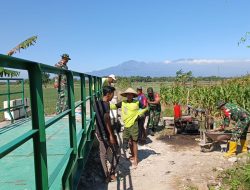 Babinsa Koramil 0810/15 Rejoso Bersama Warga Gotong Royong Bangun Wingwall Jembatan Merah Putih