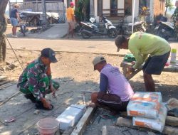 Babinsa Koramil 0810/16 Sukomoro Gotong Royong Bangun Rumah Warga, Wujud Nyata Kemanunggalan TNI dengan Rakyat