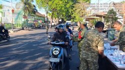 Sentuhan Kepedulian TNI, Koramil 0810/06 Kertosono Berbagi Berkah untuk Tukang Becak dan Warga
