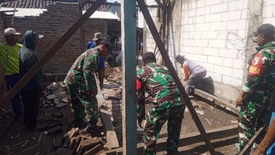 TNI GOTONG ROYONG BANTU WARGA, PERKUAT KEMANUNGGALAN TNI DENGAN RAKYAT