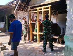 ANGGOTA KORAMIL 0810/19 JATIKALEN BANTU PELAKSANAAN BEDAH RUMAH PROGRAM BANTUAN GUBERNUR JAWA TIMUR TAHUN 2026