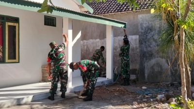 Babinsa Koramil 0810/03 Loceret Gotong Royong Bantu Pembangunan RTLH Milik Ibu Fitri Ulandari