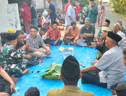 Babinsa Koramil 0810/16 Sukomoro Gotong Royong Rehab RTLH, Wujud Nyata Kepedulian TNI kepada Warga