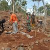Memasuki Musim Kemarau, Babinsa Koramil 0810/18 Ngetos Pelopori Gotong Royong Bangun Bak Penampungan Air Bersih untuk Warga