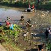 Yonif TP 933/Macan Wilis Bersama Dinas PUPR dan Warga Kelurahan Keramat Laksanakan Karya Bakti Pembersihan Sungai