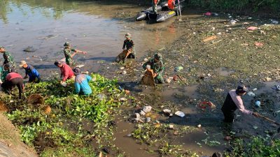 Yonif TP 933/Macan Wilis Bersama Dinas PUPR dan Warga Kelurahan Keramat Laksanakan Karya Bakti Pembersihan Sungai