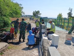 Babinsa Koramil Rejoso Bersama Warga Kebut Pembangunan Wingwall Jembatan Merah Putih