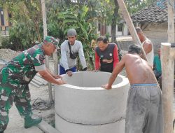 Perkuat Kepedulian Terhadap Warga, Babinsa Koramil Ngluyu Dampingi Penggalian Sumur Air Bersih di Desa Tempuran
