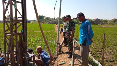 Peran Babinsa Dampingi Pengeboran Sumur Bor Pertanian, Dukung Ketahanan Pangan di Berbek