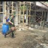 Babinsa Koramil 0810-06/Kertosono kerja bakti membantu warga merehap Mushola di wilayah binaan.