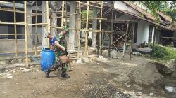 Babinsa Koramil 0810-06/Kertosono kerja bakti membantu warga merehap Mushola di wilayah binaan.