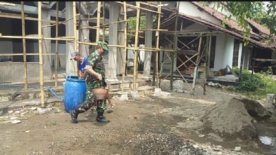 Babinsa Koramil 0810-06/Kertosono kerja bakti membantu warga merehap Mushola di wilayah binaan.