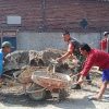 Babinsa Koramil 0810/15 Rejoso Bersama Masyarakat Laksanakan Kerja Bakti Pembangunan Balai Desa
