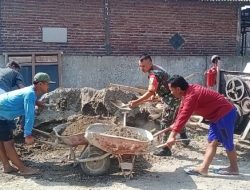Babinsa Koramil 0810/15 Rejoso Bersama Masyarakat Laksanakan Kerja Bakti Pembangunan Balai Desa