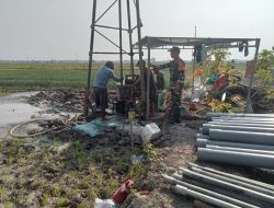Babinsa Koramil 0810/15 Rejoso Bersama PPL Monitoring Pengeboran Irigasi Perpompaan (Irpom) di Wilayah Binaan