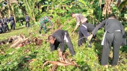 Babinsa Koramil 0810/07 Patianrowo Bersama Perguruan Silat Gelar Kerja Bakti Jumat Bersih.