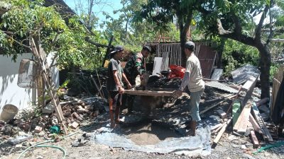 Babinsa Koramil 0810/01 Nganjuk Bantu Pembangunan Rumah Tidak Layak Huni di Kelurahan Begadung