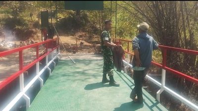 Babinsa Serda Risa Hertanto Turun Langsung Awasi Pembagunan Jembatan Perintis Garuda