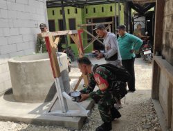Warga Semanding Sambut Gembira Pembangunan Sumur Air Bersih Bantuan TNI