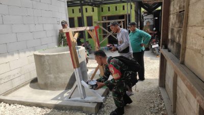 Warga Semanding Sambut Gembira Pembangunan Sumur Air Bersih Bantuan TNI
