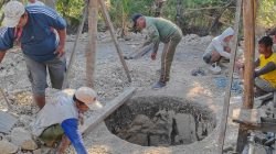 DENGAN ALAT SEADANYA DAN TEKAD YANG KUAT, BABINSA NGLUYU BERSAMA WARGA GALI SUMUR