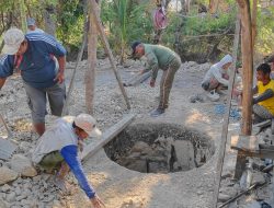 DENGAN ALAT SEADANYA DAN TEKAD YANG KUAT, BABINSA NGLUYU BERSAMA WARGA GALI SUMUR