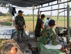 Babinsa Rejoso dan PPL Kawal Pengeboran Irpom Demi Ketahanan Pangan