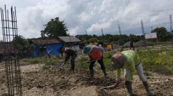 Wujudkan Kemanunggalan TNI-Rakyat, Babinsa Aktif Dampingi Pembangunan Desa