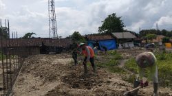 Peduli Pembangunan Desa, Babinsa Serka Juhardi Bersama Warga Bangun Semangat Gotong Royong