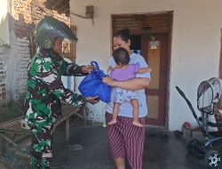 PEDULI WARGA BINAAN, BABINSA TURUN LANGSUNG SALURKAN BANTUAN SEMBAKO KEPADA MASYARAKAT